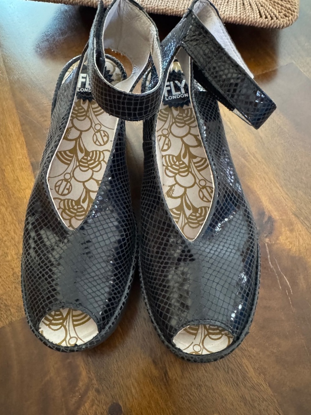 FLY London Yala Snakeskin textured Platform Wedges sz 8.5